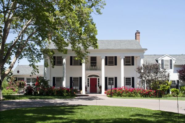 An iconic mansion on California Avenue