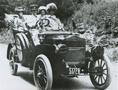 Alice Ramsey and Crew in the Maxwell DA